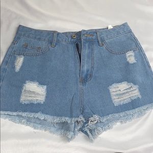 MAKE AN OFFER High waisted Jean Shorts